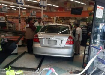 En Coyoacán, una conductora choca contra un supermercado y el automóvil se mete hasta las cajas