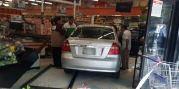 En Coyoacán, una conductora choca contra un supermercado y el automóvil se mete hasta las cajas