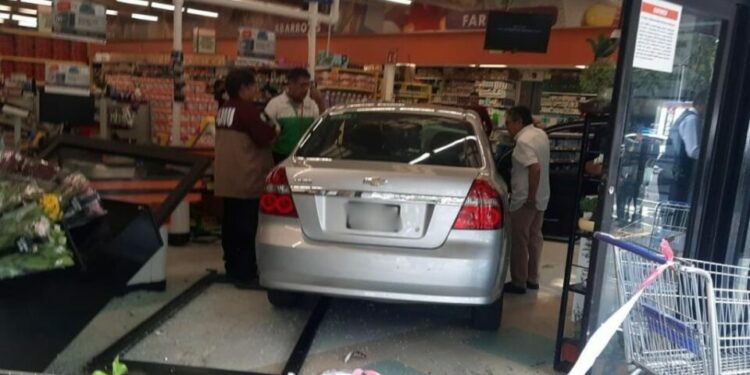 En Coyoacán, una conductora choca contra un supermercado y el automóvil se mete hasta las cajas