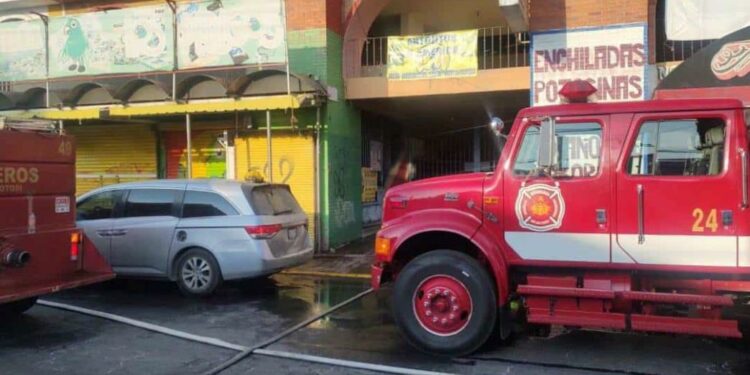 Seis establecimientos comerciales fueron destruidos por un incendio en el Mercado Juárez