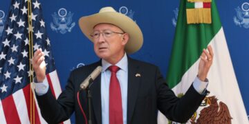 Según Ken Salazar, la reforma judicial de AMLO amenaza la relación comercial con Estados Unidos