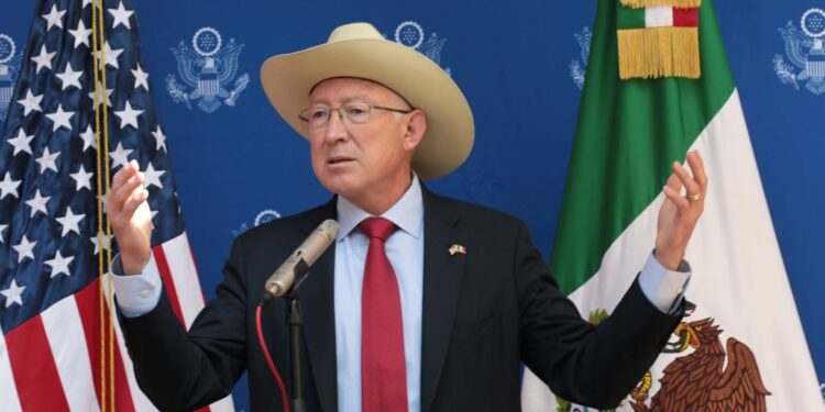 Según Ken Salazar, la reforma judicial de AMLO amenaza la relación comercial con Estados Unidos