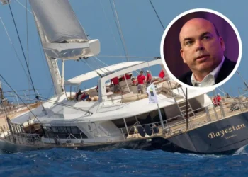 Una fuerte tormenta hundió un barco lujoso. Un hombre rico de Gran Bretaña desapareció y otra persona falleció