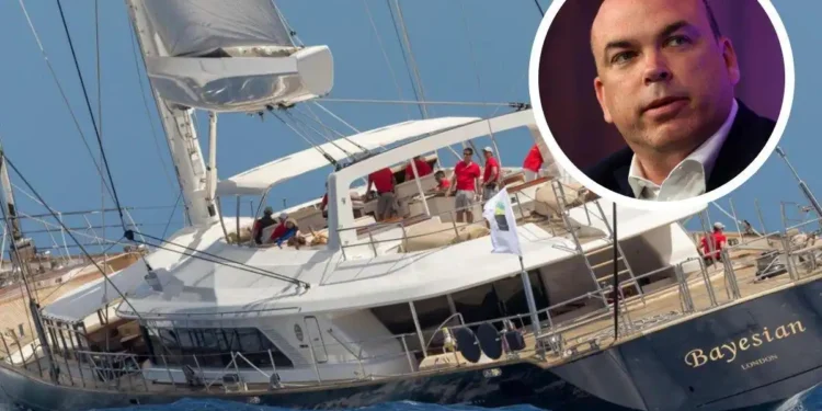 Una fuerte tormenta hundió un barco lujoso. Un hombre rico de Gran Bretaña desapareció y otra persona falleció