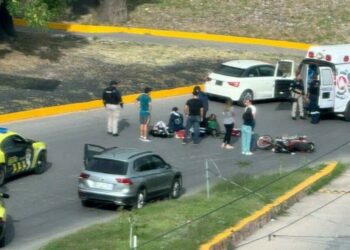 En un accidente ocurrido en la glorieta Mariano Jiménez, varios conductores de motocicletas sufrieron lesiones