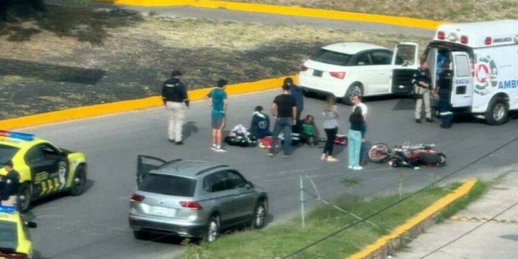 En un accidente ocurrido en la glorieta Mariano Jiménez, varios conductores de motocicletas sufrieron lesiones