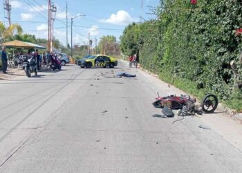 Fallece una persona que conducía una moto en un grave accidente con una camioneta