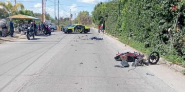 Fallece una persona que conducía una moto en un grave accidente con una camioneta