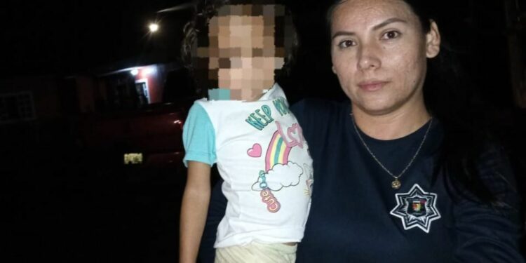 Una niña de tres años fue salvada mientras caminaba por la carretera de Nayarit sola
