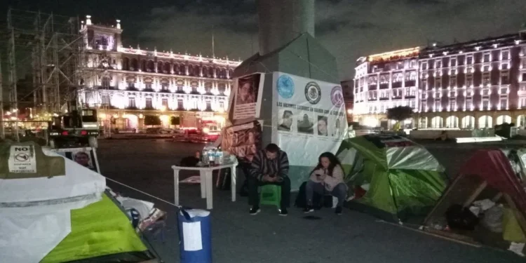 Madre en busca de justicia denuncia abusos en el zócalo por plantón; solicita a AMLO que no prolonge su agonía