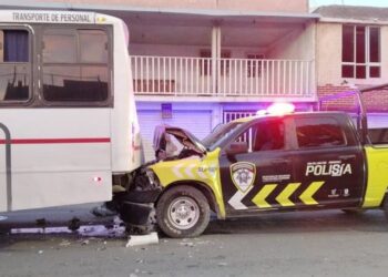 Por choque en la B. Anaya, diez trabajadores y dos oficiales de la Policía de la capital resultaron con golpes