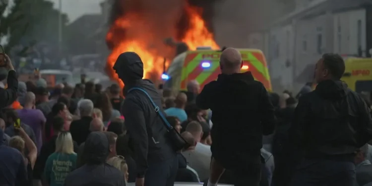 Más de 90 detenidos por la violencia de grupos ultraderechistas en ciudades británicas