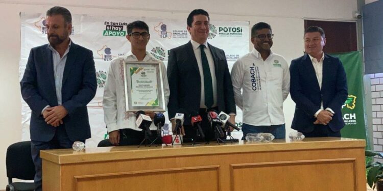Estudiante de Cobach triunfó en Mundial de Matemáticas en Reino Unido