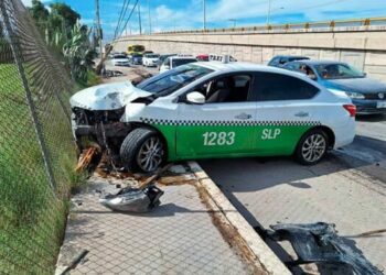 Un grave accidente en la carretera Anillo Periférico Oriente causó solo daños materiales
