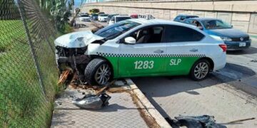Un grave accidente en la carretera Anillo Periférico Oriente causó solo daños materiales