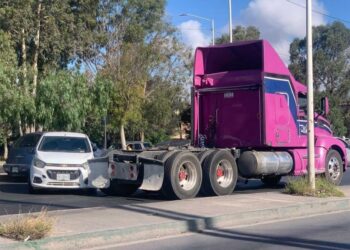 Un conductor de un camión colisiona con un automóvil compacto en Periférico Oriente