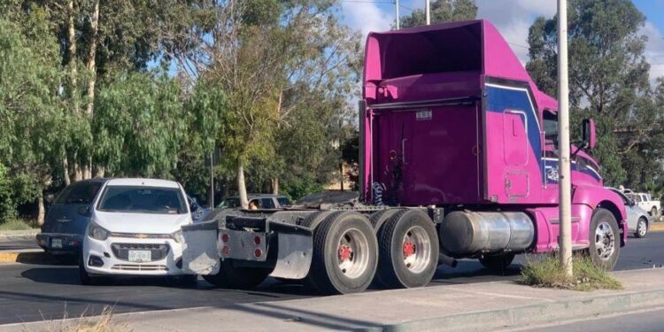 Un conductor de un camión colisiona con un automóvil compacto en Periférico Oriente