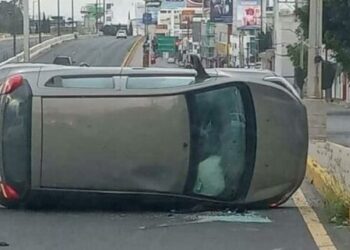 El conductor perdió el control y su vehículo se volcó en la carretera Salvador Nava