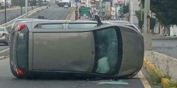 El conductor perdió el control y su vehículo se volcó en la carretera Salvador Nava