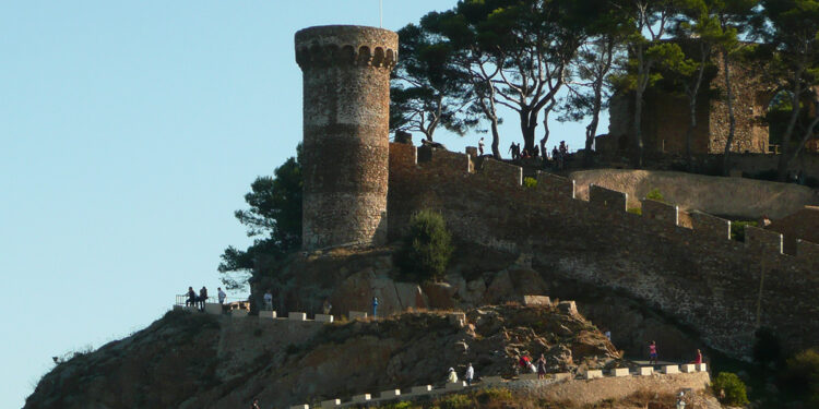 Mexicana fallece tras caer por un precipicio en el Castillo de Tossa de Mar, ubicado en Cataluña.