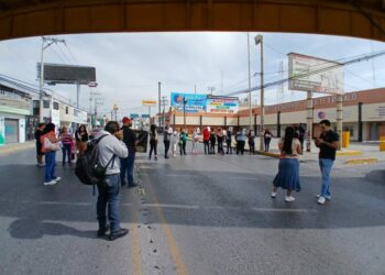 Madres y padres de familia bloquean Avenida Muñoz por robo de 600 mil pesos a escuela