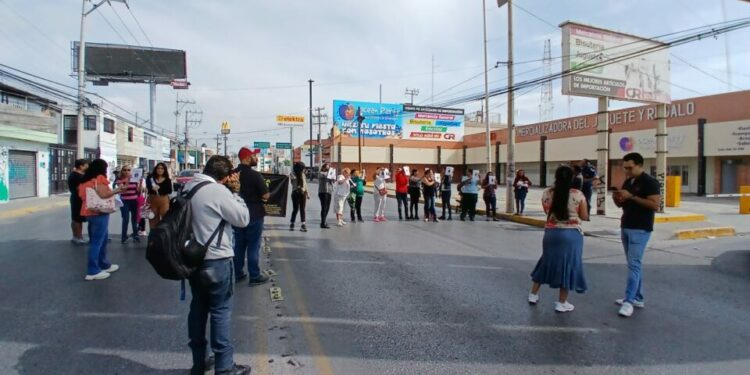 Madres y padres de familia bloquean Avenida Muñoz por robo de 600 mil pesos a escuela