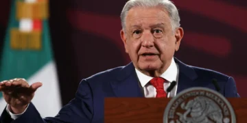 AMLO critica a los jueces que aprobaron suspensiones contra la iniciativa de reforma judicial