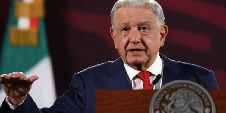 AMLO critica a los jueces que aprobaron suspensiones contra la iniciativa de reforma judicial
