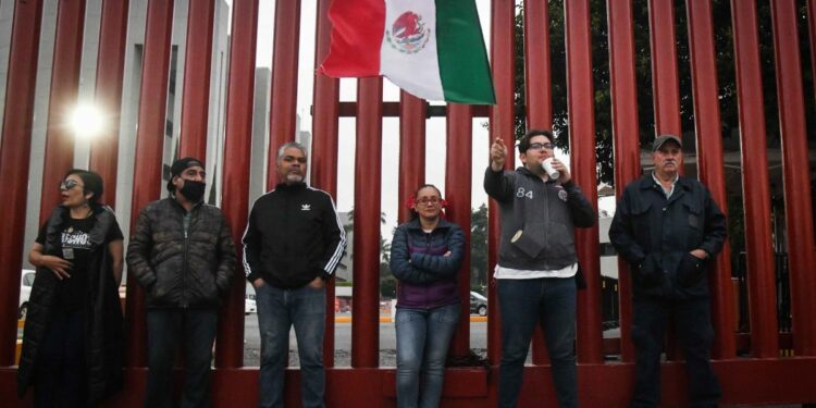 Para evitar discusión sobre la reforma judicial, bloquean la Cámara de Diputados, Morena anuncia una nueva sede