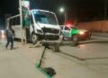 Un camión que transportaba trabajadores derribó un semáforo