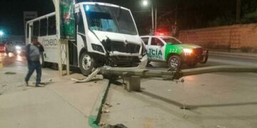 Un camión que transportaba trabajadores derribó un semáforo