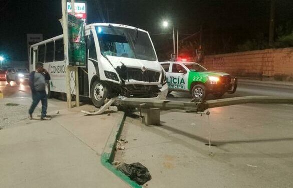 Un camión que transportaba trabajadores derribó un semáforo