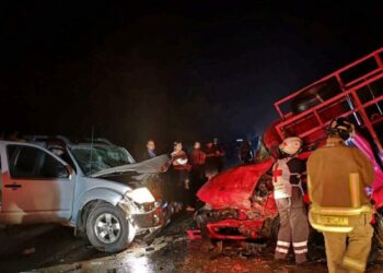 En la Valles-Tampico, tres personas fueron prensadas en un choque