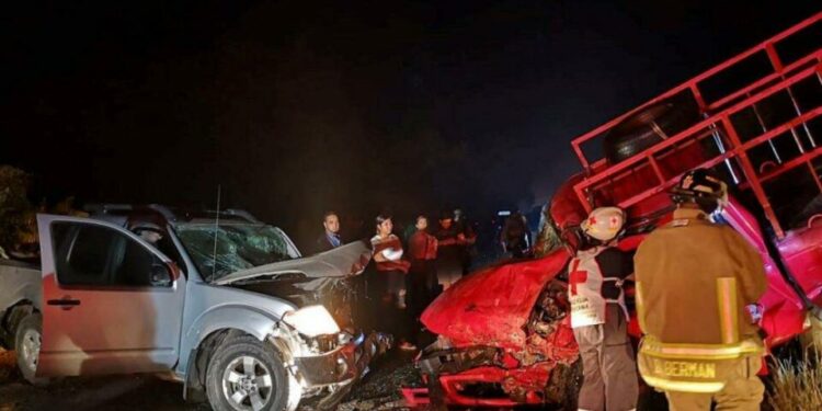 En la Valles-Tampico, tres personas fueron prensadas en un choque