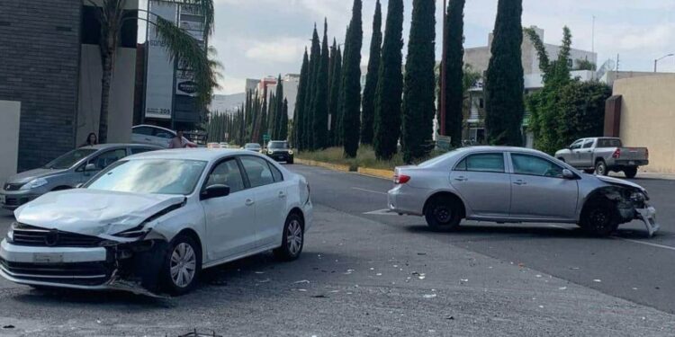 Un fuerte accidente en Lomas del Tec causa daños a 2 vehículos