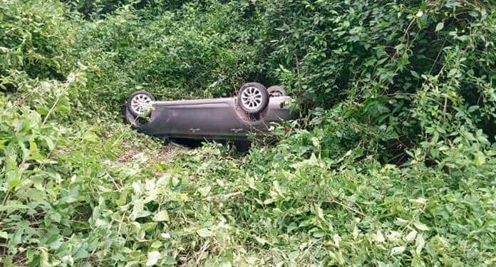 Conductor se quedó dormido y cayó por un barranco, pero se salvó de milagro