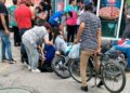 Conductor choca contra motociclista, arrastrando consigo varias motocicletas y escapando rápidamente