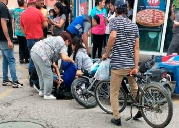 Conductor choca contra motociclista, arrastrando consigo varias motocicletas y escapando rápidamente