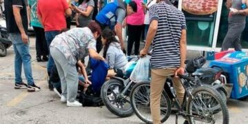 Conductor choca contra motociclista, arrastrando consigo varias motocicletas y escapando rápidamente