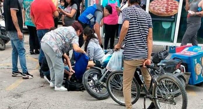 Conductor choca contra motociclista, arrastrando consigo varias motocicletas y escapando rápidamente