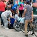 Conductor choca contra motociclista, arrastrando consigo varias motocicletas y escapando rápidamente