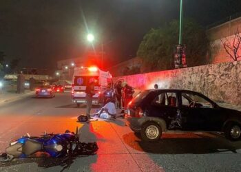 Una mujer fallece en un accidente de moto al chocar con un carro en el Río Santiago