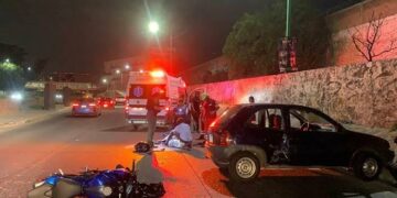 Una mujer fallece en un accidente de moto al chocar con un carro en el Río Santiago