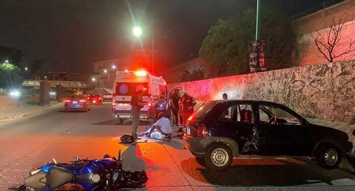 Una mujer fallece en un accidente de moto al chocar con un carro en el Río Santiago