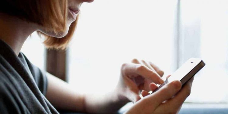 ¿Existe una conexión entre usar teléfonos y el cáncer en el cerebro? Esto lo afirma un informe de la OMS