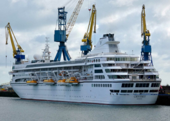 El lujoso crucero que planeaba viajar alrededor del mundo en 3 años ha estado detenido en Irlanda del Norte por tres meses