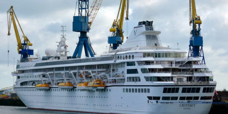 El lujoso crucero que planeaba viajar alrededor del mundo en 3 años ha estado detenido en Irlanda del Norte por tres meses