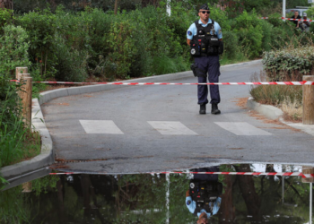 Un hombre apuñala a su esposa y a sus dos hijas cerca de París
