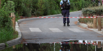 Un hombre apuñala a su esposa y a sus dos hijas cerca de París