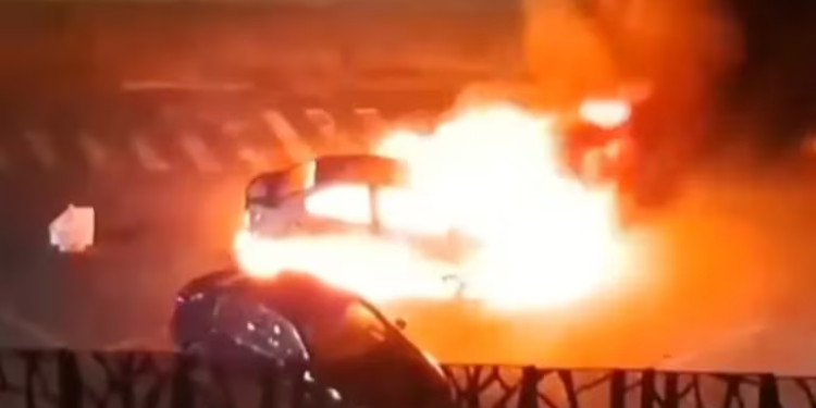 Queman un carro con restos de personas en frente del C5 de Puebla